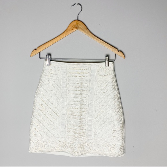 H&M Dresses & Skirts - Gorgeous white embroidered mini skirt